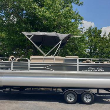 2017 Sun Tracker fishin' barge 22 dlx