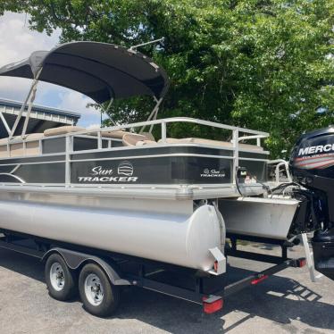 2017 Sun Tracker fishin' barge 22 dlx