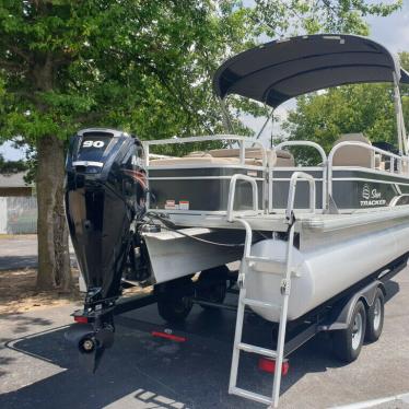 2017 Sun Tracker fishin' barge 22 dlx