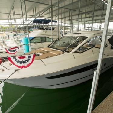 2017 Sea Ray 350 sundancer couple