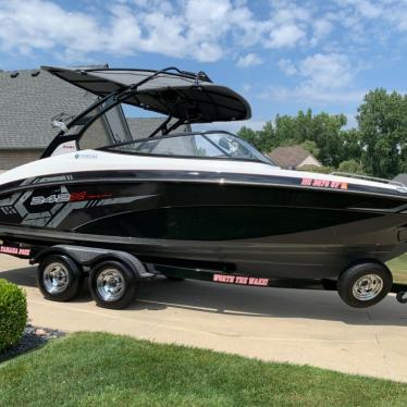 2017 Yamaha 242x e series wake boat. mint condition.