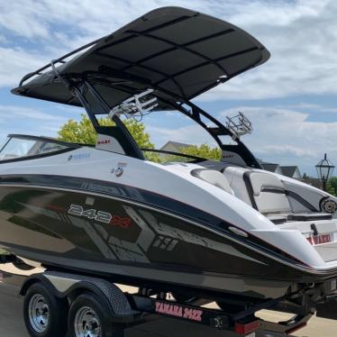 2017 Yamaha 242x e series wake boat. mint condition.