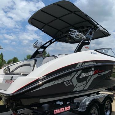 2017 Yamaha 242x e series wake boat. mint condition.