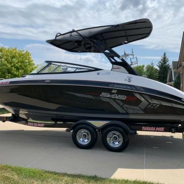 2017 Yamaha 242x e series wake boat. mint condition.