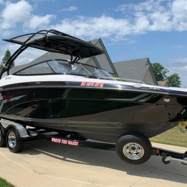 2017 Yamaha 242x e series wake boat. mint condition.