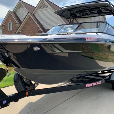 2017 Yamaha 242x e series wake boat. mint condition.