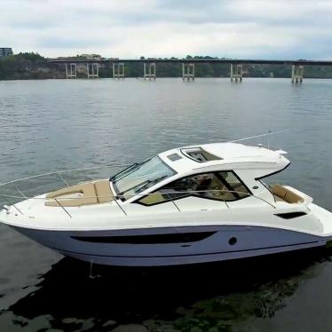 2017 Sea Ray 350 sundancer couple