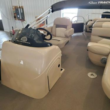 2016 Sun Tracker fishin 22 barge dlx xp3