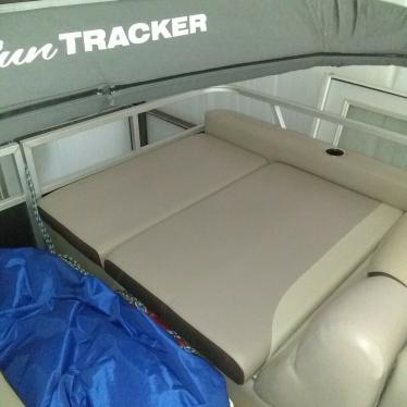 2015 Sun Tracker party barge dlx 24 xp3