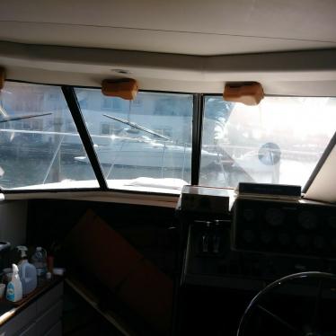 1991 Carver 28 aft cabin