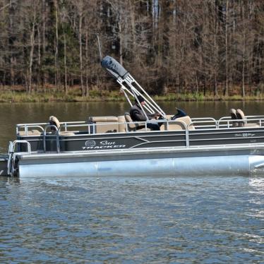 2017 Sun Tracker fishin barge xp3