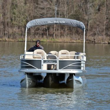 2017 Sun Tracker fishin barge xp3