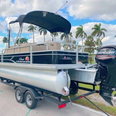 2019 Sun Tracker fishin' barge 20 dlx