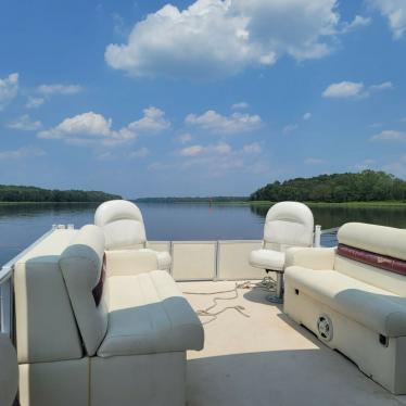 Crest Pontoon Boat 2002 for sale for $100 - Boats-from-USA.com