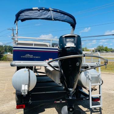 2015 Sun Tracker fishin barge 20 dlx