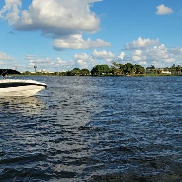 2011 Hurricane sundeck 2400