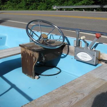 1972 Boston Whaler sport 13