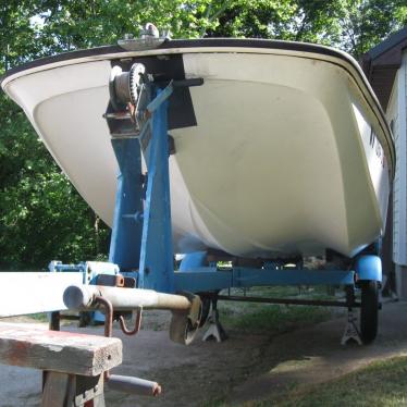 1972 Boston Whaler sport 13