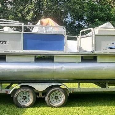 1995 Sun Tracker party barge