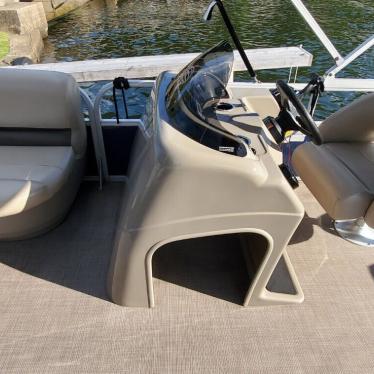 2020 Sun Tracker dlx 18 party barge
