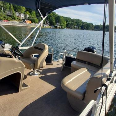 2020 Sun Tracker dlx 18 party barge