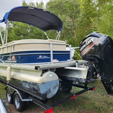 2019 Sun Tracker party barge dlx