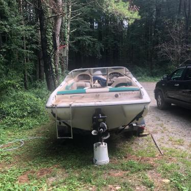 1999 Stingray open bow 19ft boat