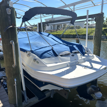 2004 Sea Ray 220 sundeck