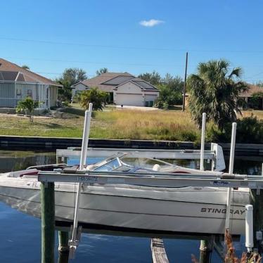 2000 Stingray 19ft boat