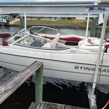 2000 Stingray 19ft boat