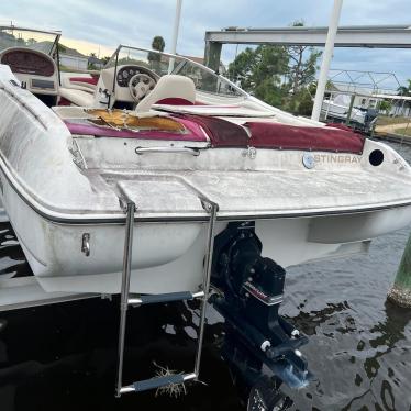 2000 Stingray 19ft boat