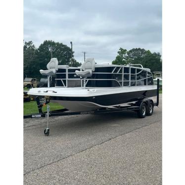 2023 Hurricane fundeck 2260 r