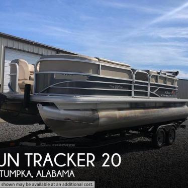 2019 Sun Tracker party barge