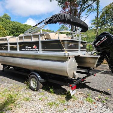 2023 Sun Tracker pontoon