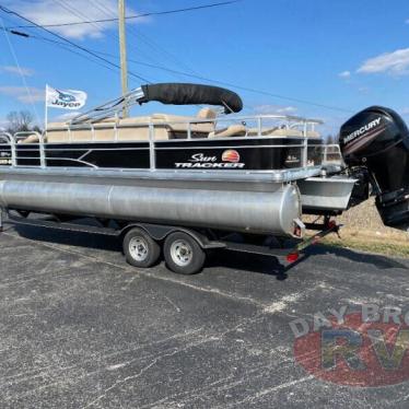 2019 Sun Tracker fishin' barge