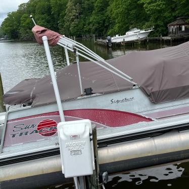 1999 Sun Tracker party barge