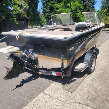 2008 Crestliner 18ft boat