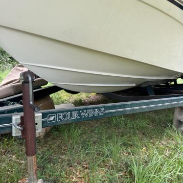 1998 Four Winns 18ft boat