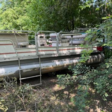 1987 Sylvan 24ft pontoon boat