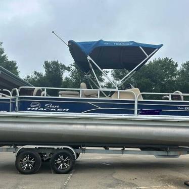 2017 Sun Tracker 22dlx fishing barge