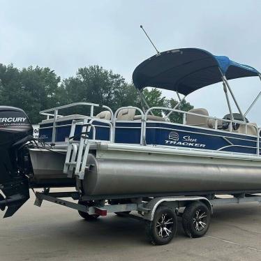 2017 Sun Tracker 22dlx fishing barge