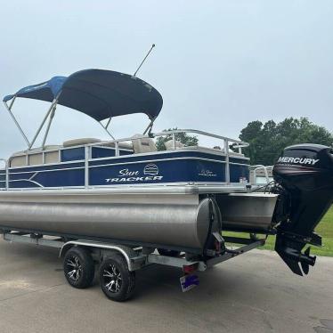 2017 Sun Tracker 22dlx fishing barge