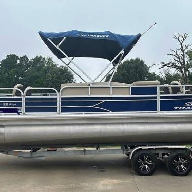 2017 Sun Tracker 22dlx fishing barge