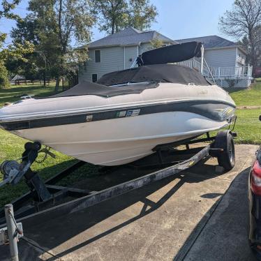 2004 Rinker 19ft boat