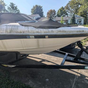 2004 Rinker 19ft boat