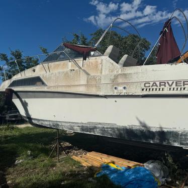 1987 Carver 28ft boat