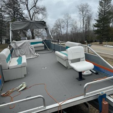 1987 Sun Tracker 24ft pontoon boat