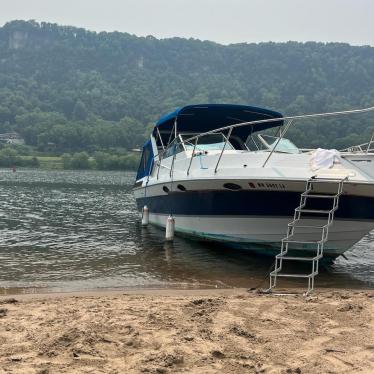 Sunrunner 30' Cruiser Boat Stern 1987