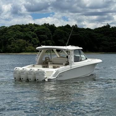 2020 Boston Whaler 380 realm