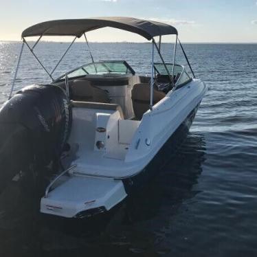 2016 Sea Ray 220 sundeck